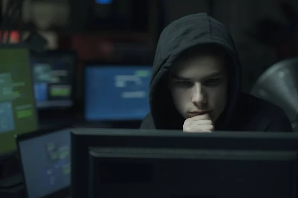 Cool Jovem Hacker Com Capuz Trabalhando Com Computadores Cibercrime Conceito — Fotografia de Stock