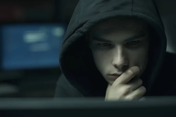 Cool Jonge Hacker Met Hoodie Werken Met Computers Cybercriminaliteit Gegevens — Stockfoto