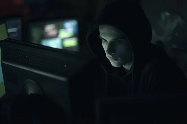 Junge Professionelle Hacker Arbeiten Einem Dunklen Büro Mit Computern Cyber — Stockfoto