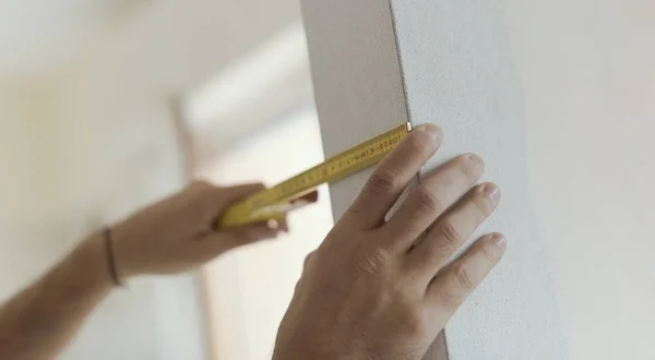 Man Measuring Wall Using Folding Ruler Home Renovation Construction Concept — Stock Photo, Image