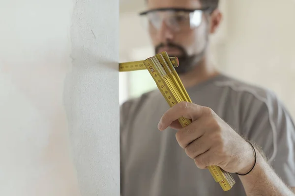 Hombre Midiendo Una Pared Usando Una Regla Plegable Renovación Casa —  Fotos de Stock