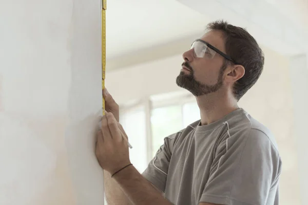 Homem Medindo Uma Parede Usando Uma Régua Dobrável Renovação Casa — Fotografia de Stock