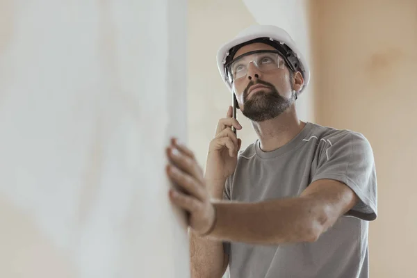 Constructor Profesional Con Casco Seguridad Que Tiene Una Llamada Telefónica —  Fotos de Stock