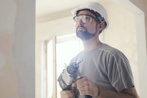 Trabajador Construcción Profesional Usando Taladro Lleva Casco Seguridad Gafas —  Fotos de Stock