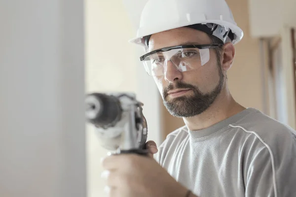Trabajador Construcción Profesional Usando Taladro Lleva Casco Seguridad Gafas —  Fotos de Stock