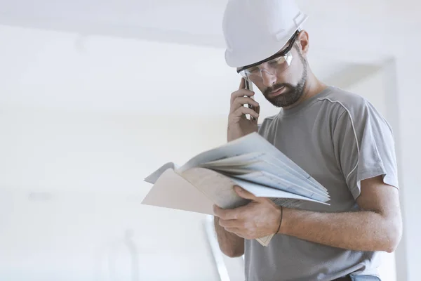 Trabajador Profesional Construcción Revisando Proyecto Casa Llamando Con Smartphone —  Fotos de Stock