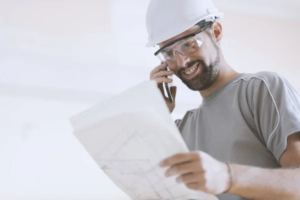 Arquitecto Sonriente Con Casco Seguridad Está Revisando Proyecto Casa Teniendo —  Fotos de Stock