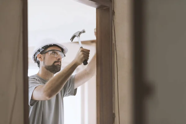 专业木匠安装门门框 家居装修和木工概念 — 图库照片