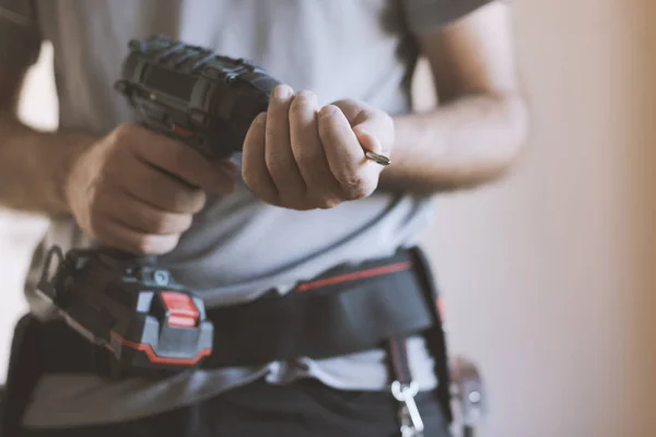 Handyman Profissional Mudando Uma Broca Renovação Casa Conceito Trabalho Manual — Fotografia de Stock