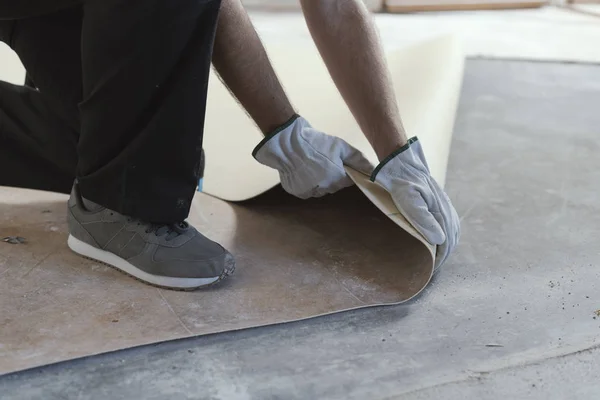 Professional Contractor Removing Old Linoleum Flooring Home Renovation Concept — Stock Photo, Image
