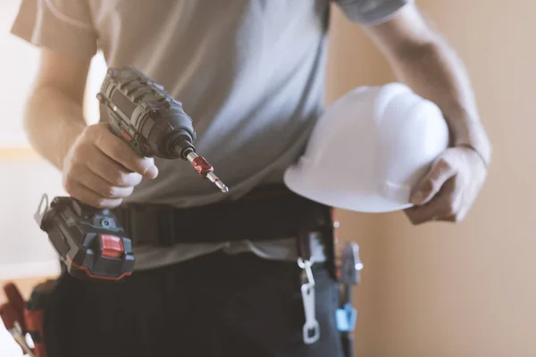 Trabalhador Construção Posando Com Capacete Segurança Broca Renovação Casa Conceito — Fotografia de Stock