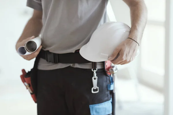 Engenheiro Construção Profissional Segurando Rolos Papel Capacete Segurança Renovação Casa — Fotografia de Stock