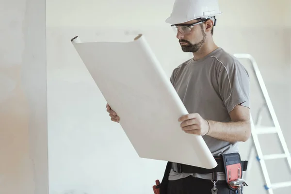 Ingeniero Construcción Profesional Con Casco Seguridad Está Comprobando Plan Casa —  Fotos de Stock