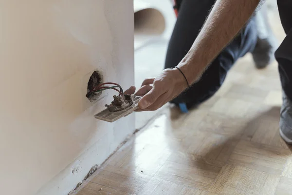 Eletricista Profissional Instalando Soquetes Usando Uma Chave Fenda Conceito Renovação — Fotografia de Stock