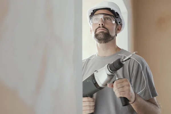 Trabajador Construcción Profesional Usando Taladro Lleva Casco Seguridad Gafas — Foto de Stock