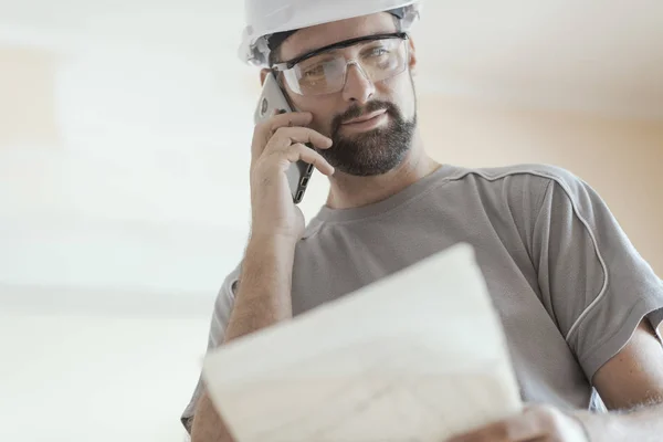 Smiling Architect Safety Helmet Checking House Project Having Phone Call — Stock Photo, Image