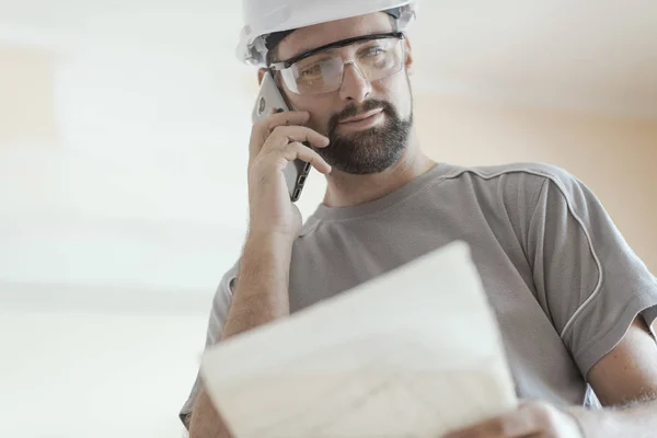 Arquitecto Sonriente Con Casco Seguridad Está Revisando Proyecto Casa Teniendo —  Fotos de Stock