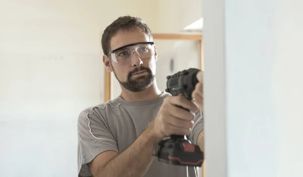 Reparador Profesional Con Gafas Protectoras Está Utilizando Taladro Haciendo Una —  Fotos de Stock