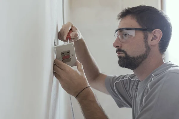 Eletricista Profissional Instalando Soquetes Usando Uma Chave Fenda Conceito Renovação — Fotografia de Stock