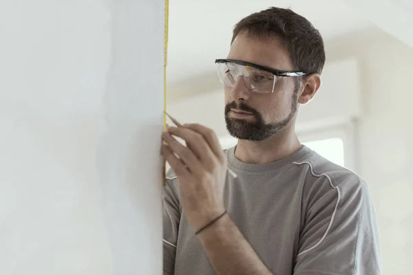 Hombre Midiendo Una Pared Usando Una Regla Plegable Renovación Casa — Foto de Stock