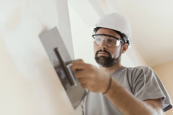 Artesanato Profissional Aplicando Gesso Com Uma Espátula Conceito Renovação Casa — Fotografia de Stock