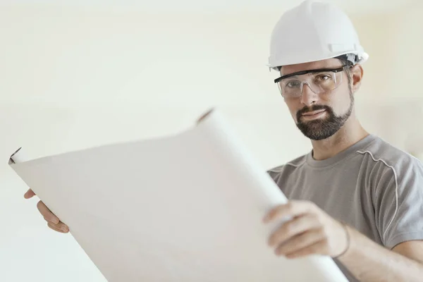 Ingeniero Construcción Profesional Con Casco Seguridad Está Comprobando Plan Casa —  Fotos de Stock