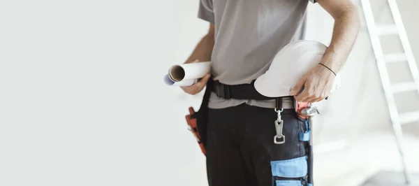 Engenheiro Construção Profissional Segurando Rolos Papel Capacete Segurança Renovação Casa — Fotografia de Stock