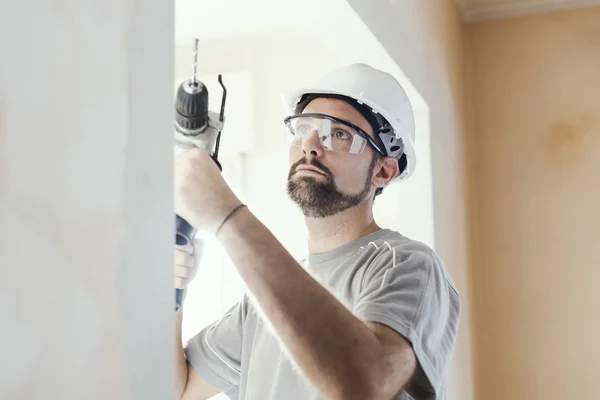 Trabajador Construcción Profesional Usando Taladro Lleva Casco Seguridad Gafas —  Fotos de Stock