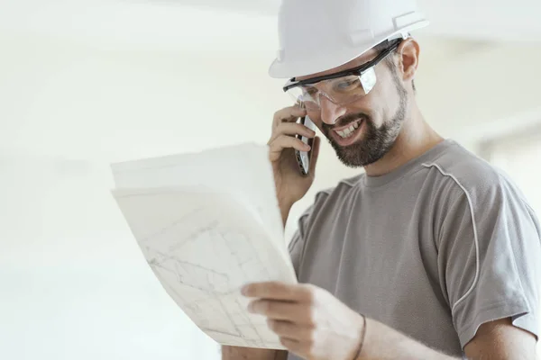 Smiling Architect Safety Helmet Checking House Project Having Phone Call — Stock Photo, Image
