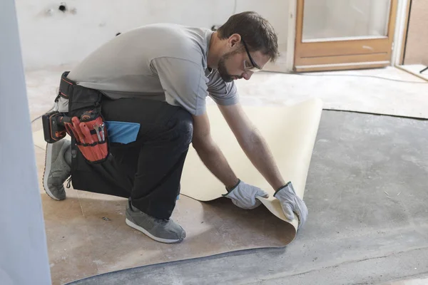 Professional Contractor Removing Old Linoleum Flooring Home Renovation Concept — Stock Photo, Image