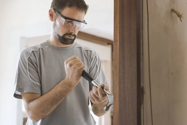 Professional Carpenter Removing Old Door Home Home Makeover Renovation Concept — Stock Photo, Image