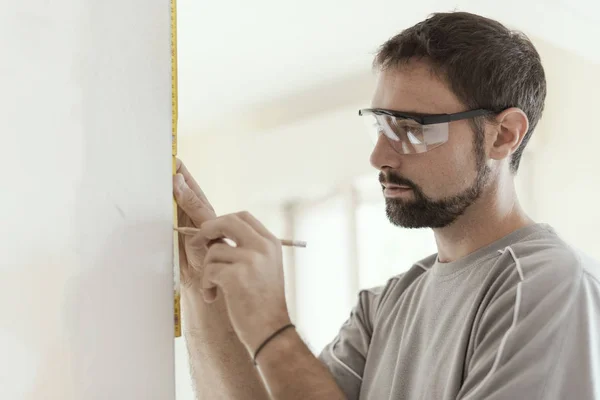 Hombre Midiendo Una Pared Usando Una Regla Plegable Renovación Casa —  Fotos de Stock