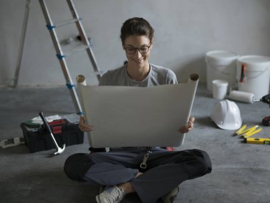 Onu eve, araçları ile katta oturuyor tadilatı ve ev planı kontrol kadın