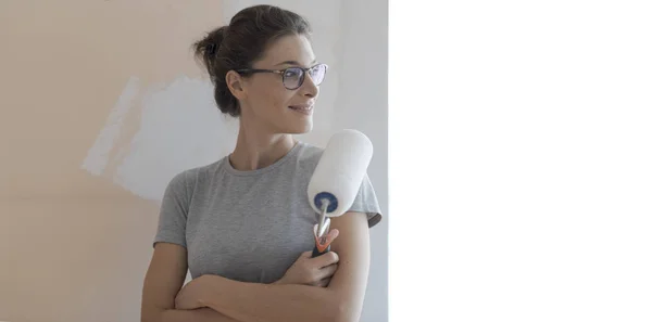 Mulher Sorridente Confiante Posando Com Rolo Tinta Olhando Para Longe — Fotografia de Stock