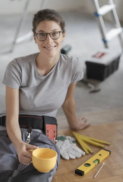 Jovem Sorrindo Mulher Ter Uma Pausa Para Café Sentado Chão — Fotografia de Stock