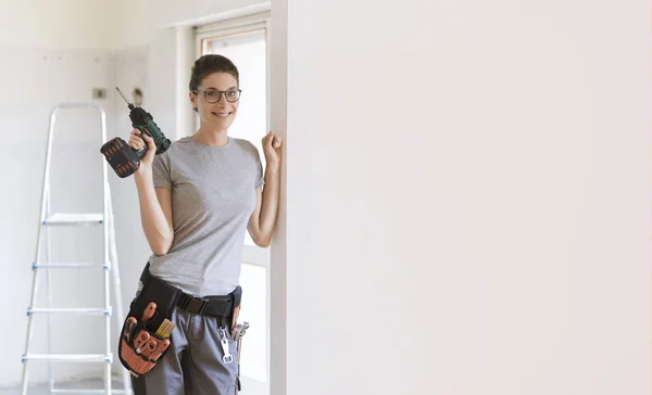 Reparadora Profissional Com Cinto Ferramentas Fazendo Uma Renovação Casa Ela — Fotografia de Stock