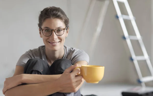 Jonge Vrouw Met Een Koffiepauze Zittend Vloer Lachen Doet Een — Stockfoto