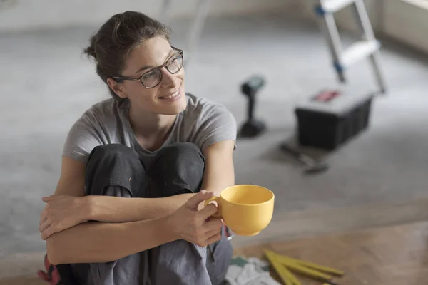 Jovem Sorrindo Mulher Ter Uma Pausa Para Café Sentado Chão — Fotografia de Stock