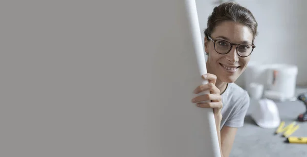 Mujer Feliz Renovando Nueva Casa Comprobando Proyecto Ella Sonríe Cámara — Foto de Stock