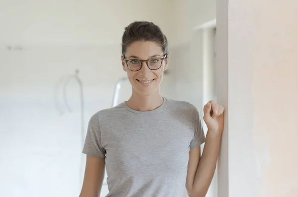 Uśmiechnięta Kobieta Pewność Pozowanie Jej Nowym Domu Robi Domu Makeover — Zdjęcie stockowe