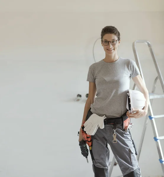 Reparadora Profesional Con Cinturón Herramientas Casco Seguridad Haciendo Una Renovación — Foto de Stock