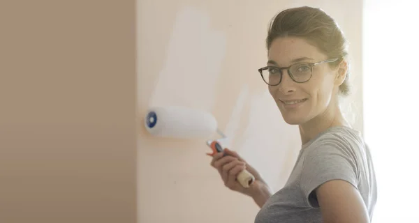 Glimlachende Jonge Vrouw Die Muren Schildert Haar Nieuwe Huis Woningrenovatie — Stockfoto