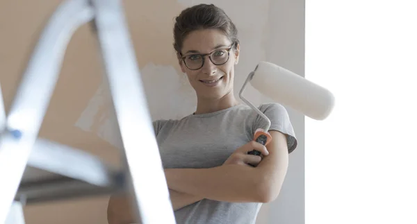 Uśmiecha Się Kobieta Pewnie Malowanie Ścian Jej Nowy Dom Dom — Zdjęcie stockowe