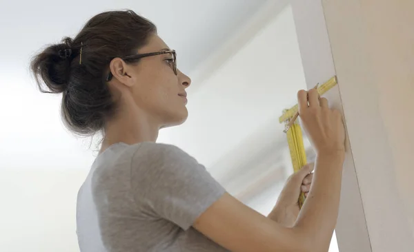 Jeune Femme Faisant Une Rénovation Maison Mesurer Les Murs Avec — Photo