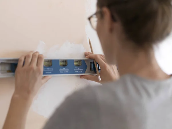 Mujer Joven Trabajando Con Nivel Espíritu Dibujando Una Pared Renovación —  Fotos de Stock