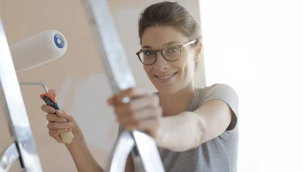 Uśmiecha Się Kobieta Pewnie Malowanie Ścian Jej Nowy Dom Dom — Zdjęcie stockowe
