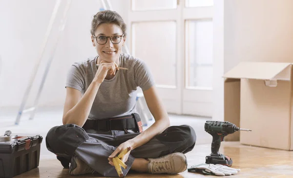 Mujer Joven Moviéndose Nueva Casa Haciendo Cambio Imagen Casa Ella — Foto de Stock