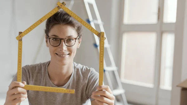 Žena Dělat Dům Tvar Skládací Pravítko Usměvavý Domácí Renovace Stavební — Stock fotografie