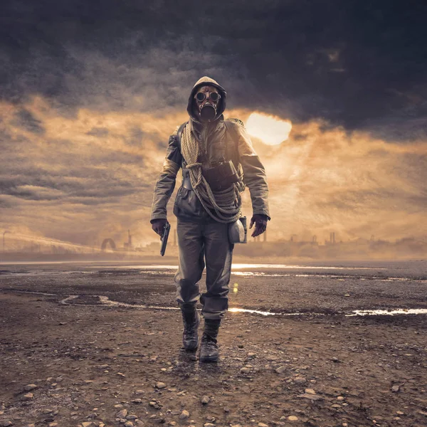 Brave Soldier Gas Mask Gun Walking Polluted Post Atomic Landscape — Stock Photo, Image