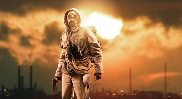 Pasca Apokaliptik Yang Selamat Dengan Masker Gas Dan Pistol Industri — Stok Foto
